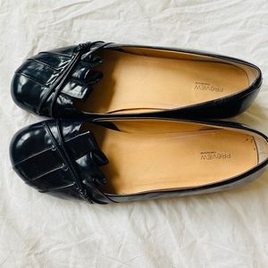 Navy shoe with small heal